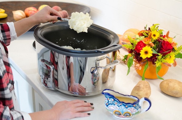 Keep Mashed Potatoes Warm in the Slow Cooker Best Thanksgiving Hacks