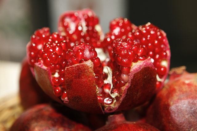 Remove pomegranate seeds the easy way. Genius Kitchen Hacks