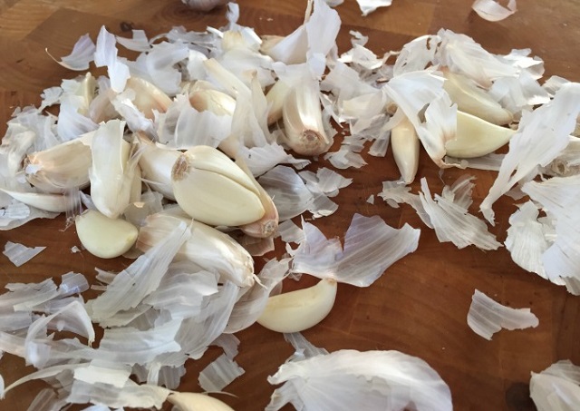 Peel garlic in a mason jar. Best Food Hacks to Make Food Prep Easier Than Ever!