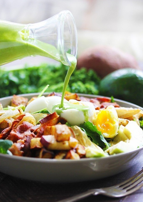 Easy + Delicious Healthy Breakfast Salads Perfect for Busy Mornings + On-the-Go #breakfast #breakfastrecipes #healthy #healthyrecipes #cleaneating