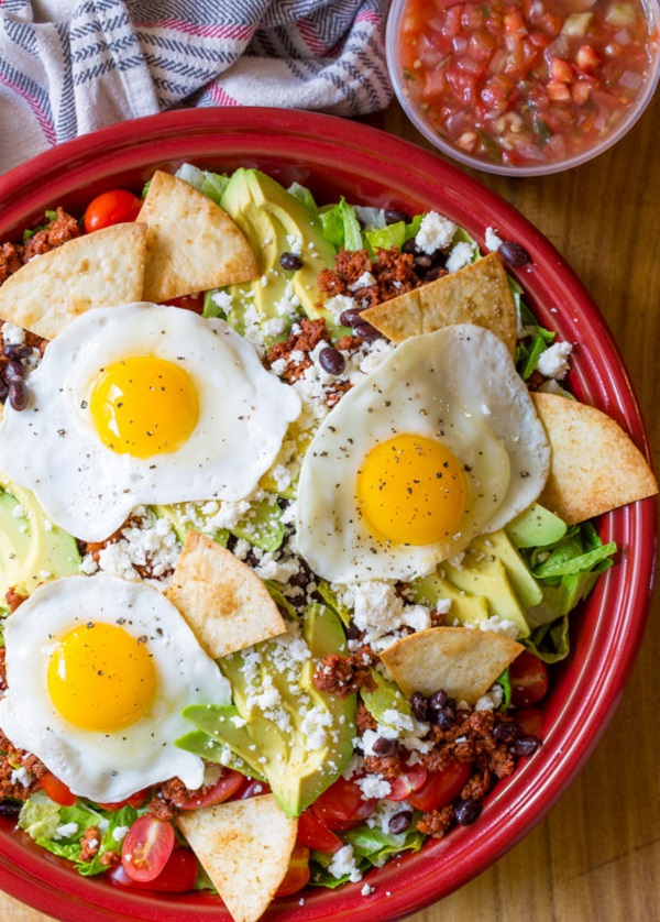 Easy + Delicious Healthy Breakfast Salads Perfect for Busy Mornings + On-the-Go #breakfast #breakfastrecipes #healthy #healthyrecipes #cleaneating