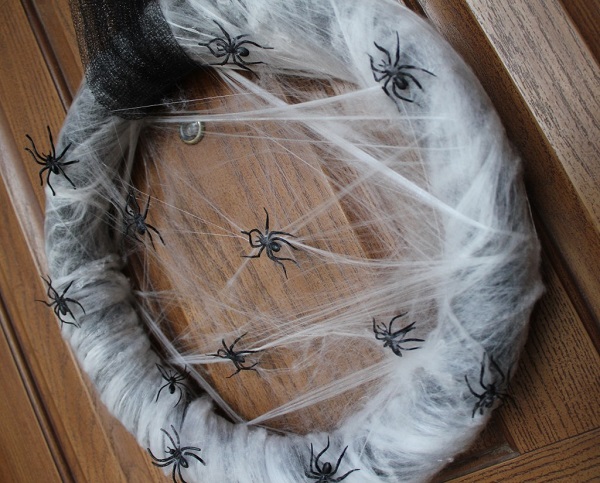 16 Wonderfully Spooky DIY Halloween Wreaths