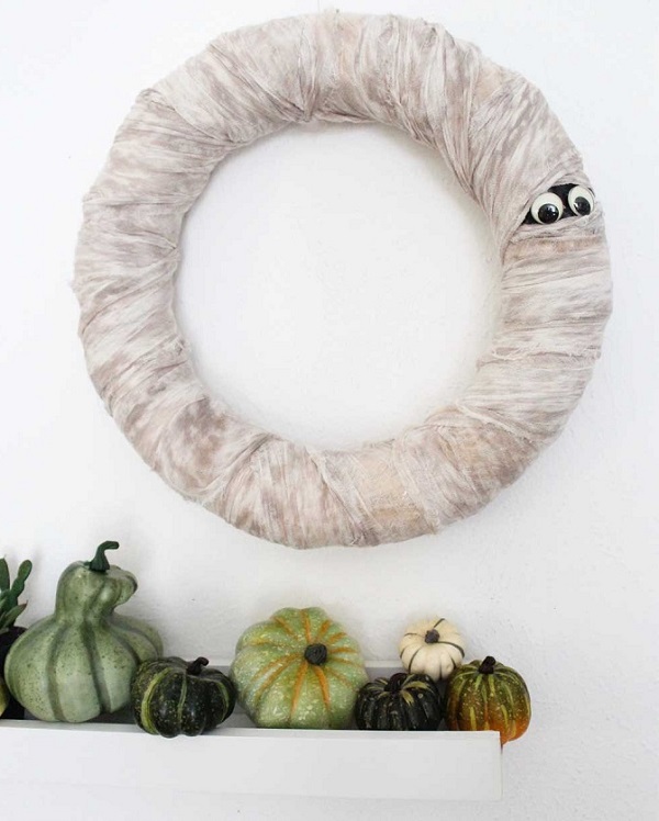 16 Wonderfully Spooky DIY Halloween Wreaths