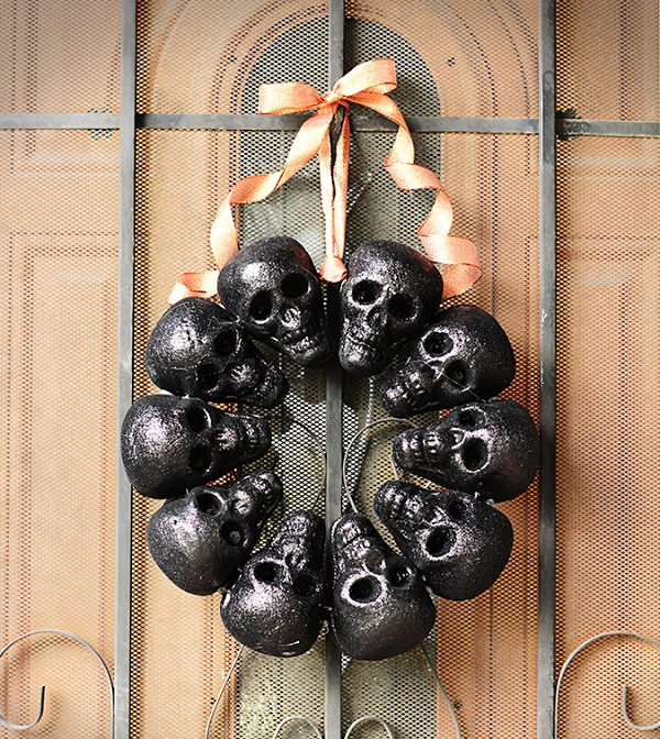 16 Wonderfully Spooky DIY Halloween Wreaths