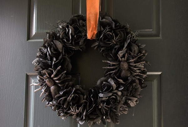 16 Wonderfully Spooky DIY Halloween Wreaths