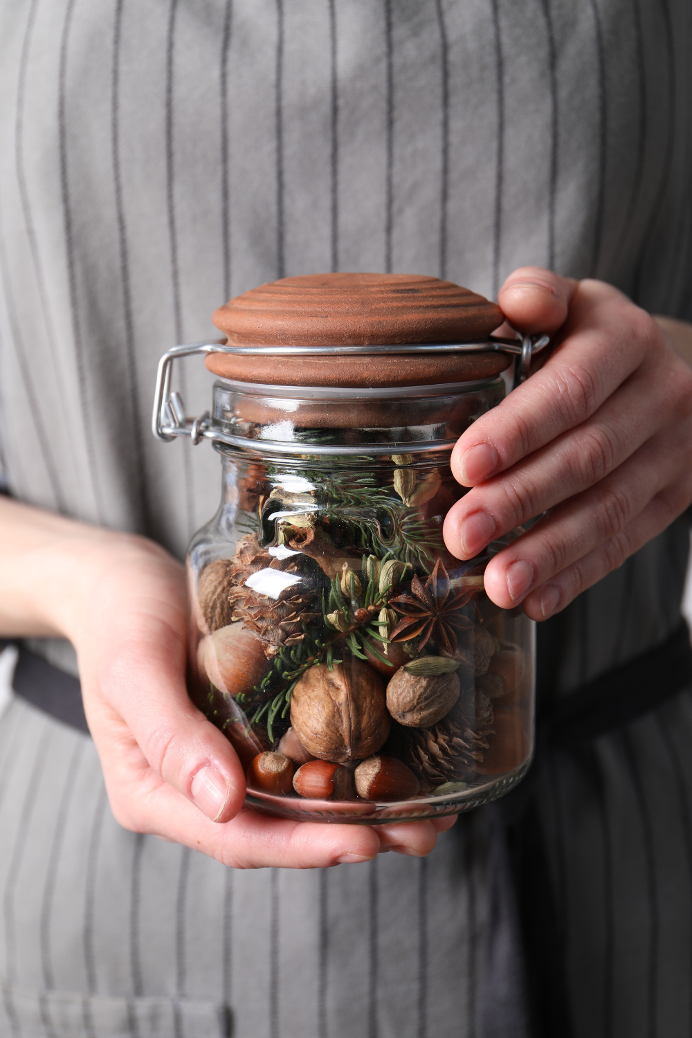 Make your own fall inspired simmer pots to make your home smell amazing this autumn season.
