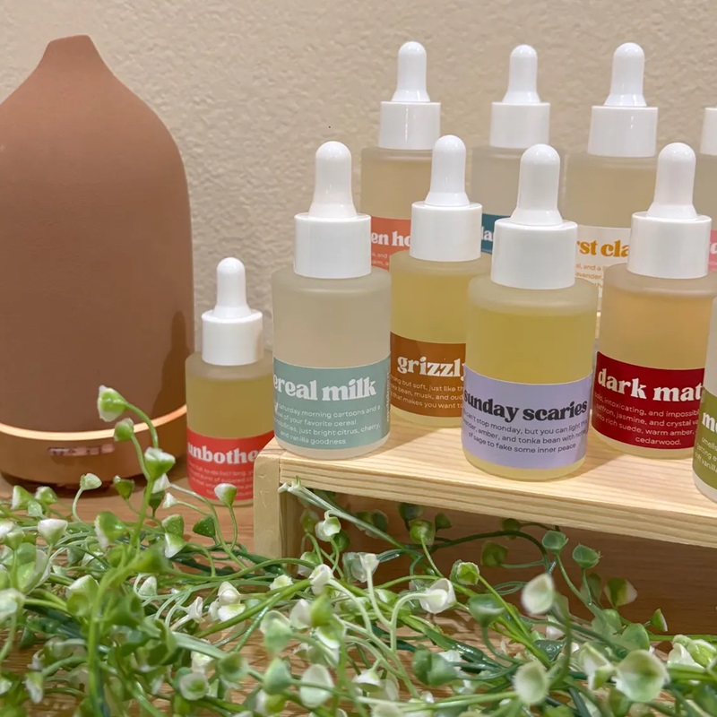 This scented oil blend is perfect for use in electric or ultrasonic diffusers, reed diffusers, and even a few drops on wool dryer balls for fresh, scented laundry.