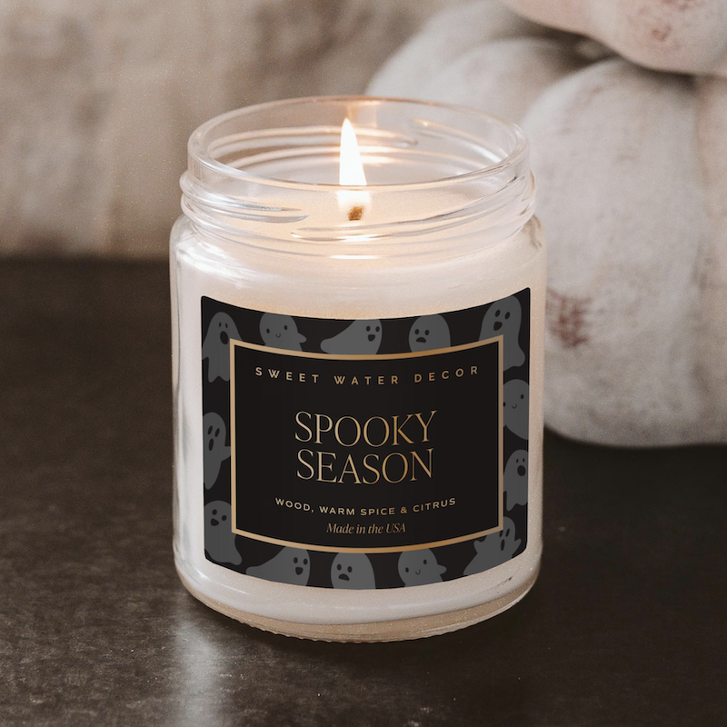 This hand-poured candle features autumn scents in a chic Halloween design.